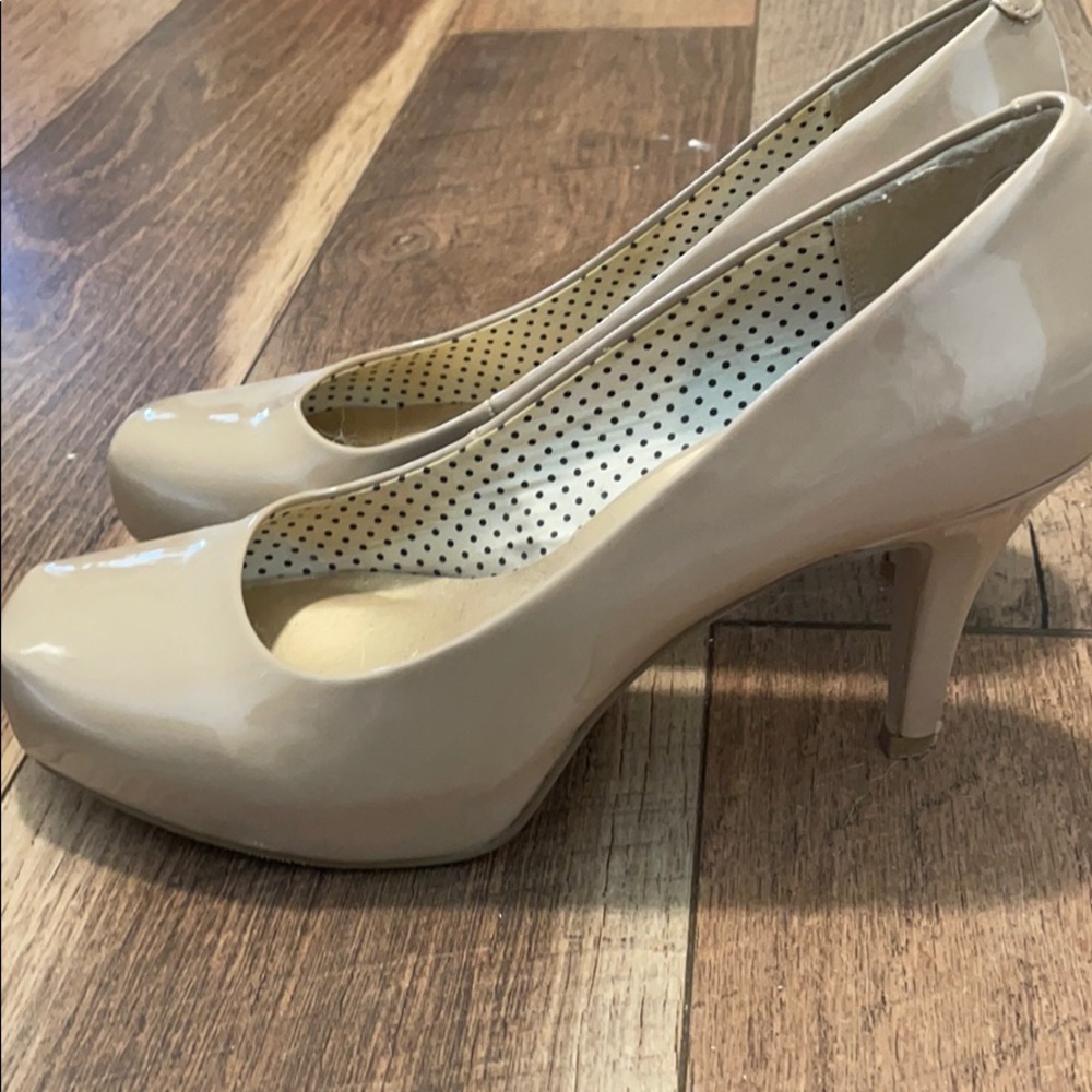Tan heels - Picture 2 of 4